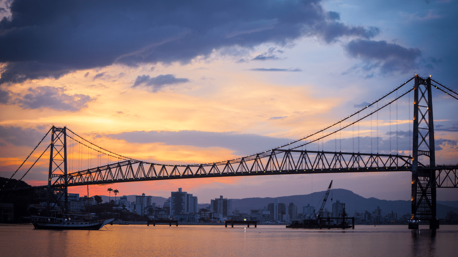 Foto da Ponte Hercílio Luz em Florianópolis.